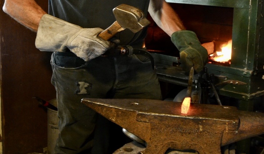 Forge marteau sur enclume